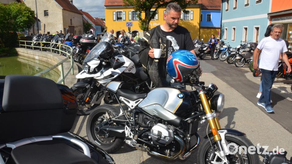 Mario Hösl genießt seinen Kaffee und begutachtet dabei die unzähligen Motorräder. Bild: dob