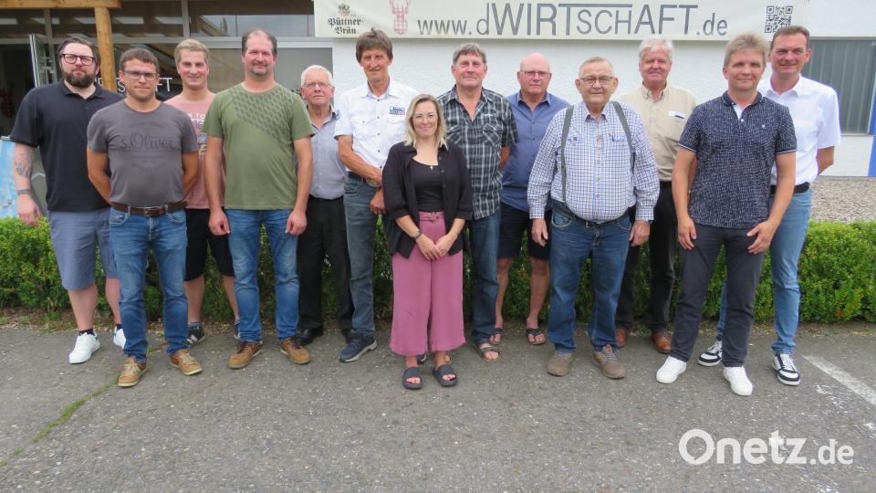 Der neue Obmann Martin Schinner (Zweiter von rechts) mit den Feldgeschworenen und den Vertretern der Verwaltungen. Anton Prölß vom Vermessungsamt (Dritter von rechts) gratuliert. Bild: Medienbüro Adam/exb