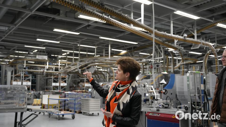 Die fertigen Zeitungen werden über Klammerketten von der Druckmaschine in die Versandabteilung transportiert. Bild: Fröhler, Laura
