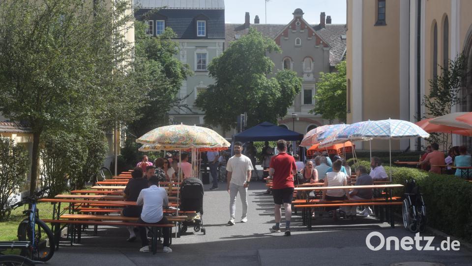 Rund um St. Josef wurde nach dem Gottesdienst gefeiert. Bild: fz