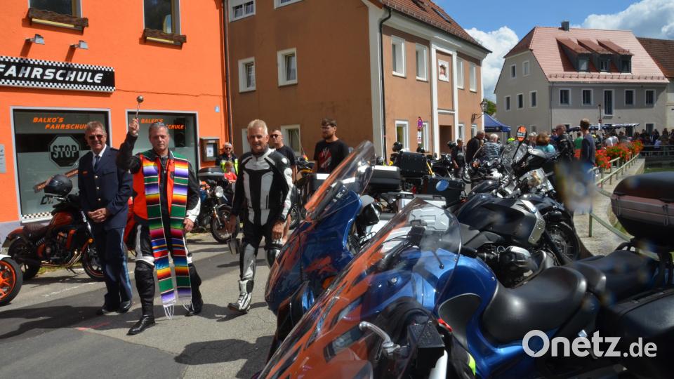 Unzählige Motorräder waren am Stadtweiher entlang aufgereiht. Bild: dob