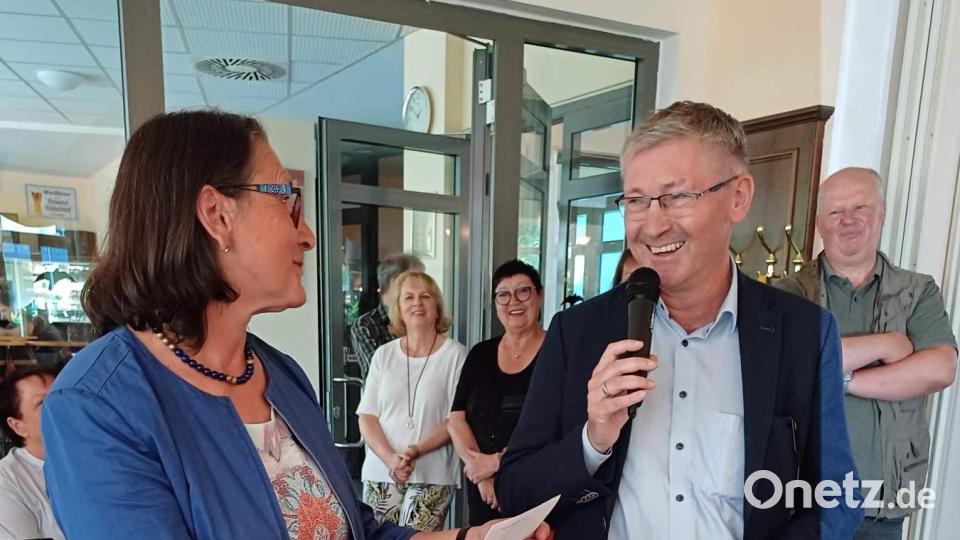 Zur Eröffnung des Jubiläumsturniers hieß die Bridge-Club-Vorsitzende Birgitt Marx (links) besonders 3. Bürgermeister Franz Badura (vorne, rechts) willkommen. Er gratulierte zum 40-Jährigen mit einer Spende der Stadt. Bild: u