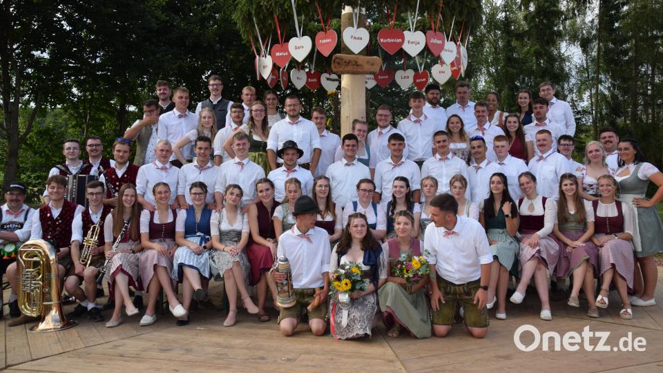 Die Kirwapaare mit den Musikanten, (knieend, von links) dem Oberkirwapaar Valentin Brunner und Katia Kohler sowie dem Paar mit dem Zweit-Strauß, Nadine Grembler und Christoph Spieß. Bild: hdk
