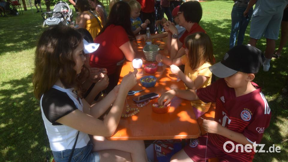 Beim Basteln sind die Kinder mit Freude dabei. Bild: fz