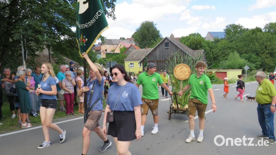 Impressionen vom Festzug der Feuerwehr Kirchendemenreuth Bild: adj