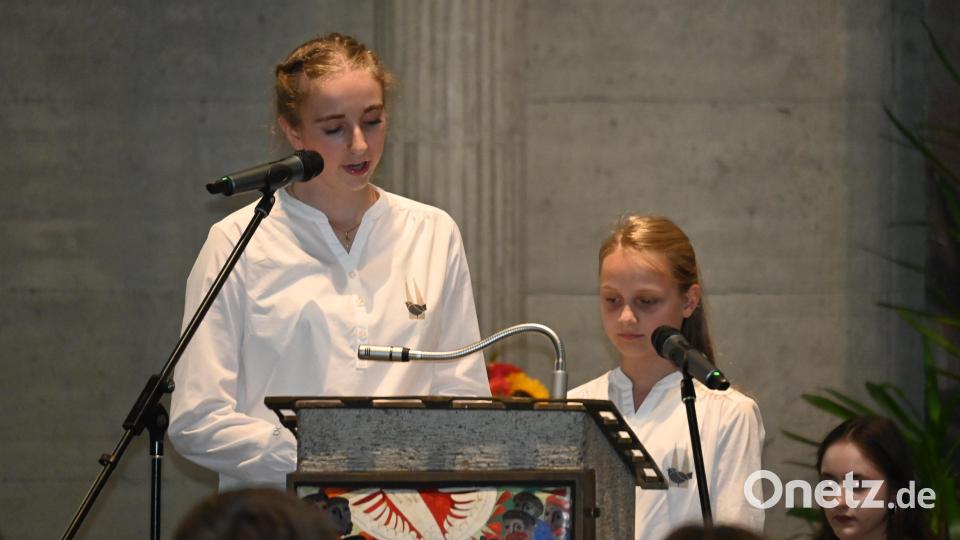 Cosima Storm und Paula Kellings erklärten zwischen den einzelnen Abschnitten des Konzerts, was es mit dem &quot;Lied des Lebens&quot; auf sich hat. Bild: kki