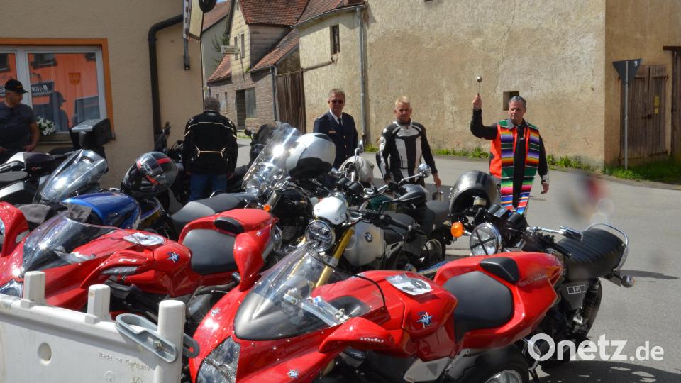 Unzählige Motorräder waren am Stadtweiher entlang aufgereiht. Bild: dob