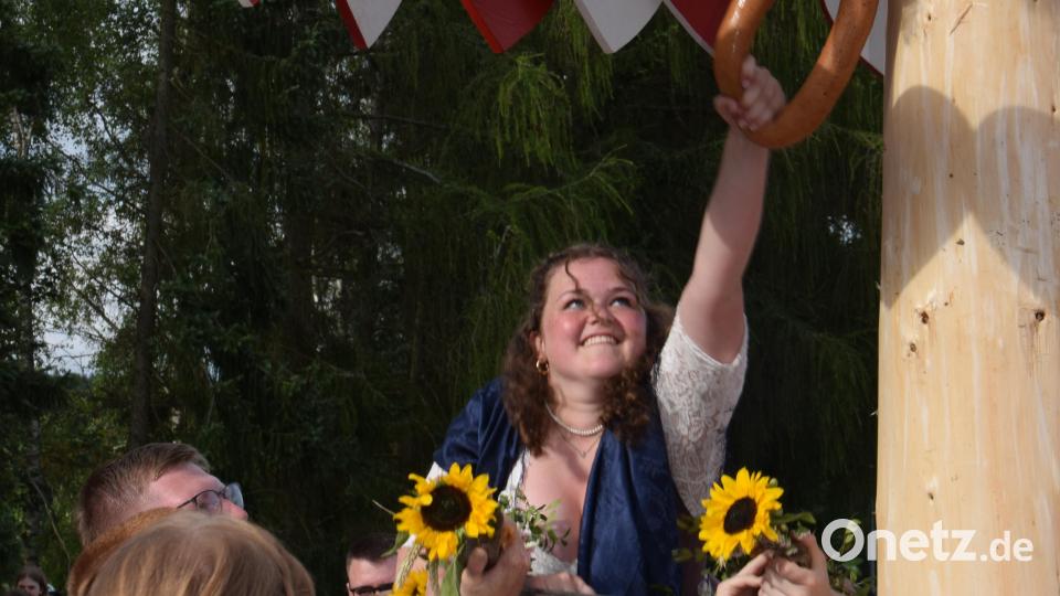 Oberkirwamoidl Katia Kohler musste sich nach ihren Siegespreisen gehörig strecken. Bild: hdk