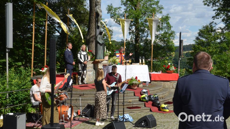 Einen wunderschönen Motorradgottesdienst erlebten die Teilnehmer mit Pater Thomas Mühlberger aus Wien auf dem Kreuzbergplateau. Er stand in Motorradkluft am Altar. Bild: dob