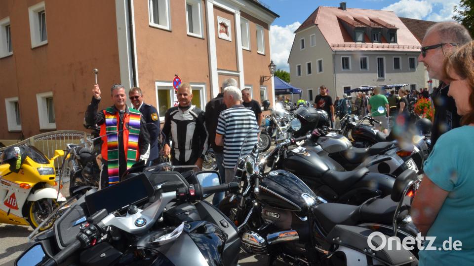 Pater Thomas Mühlberger aus Wien erschien in Motorradkluft und segnete die aufgereihten Zweiräder. Erster Polizeihauptkommissar Martin Zehent (Zweiter von links) und Hans Beugler (rechts) unterstützten als Ministranten. Bild: dob