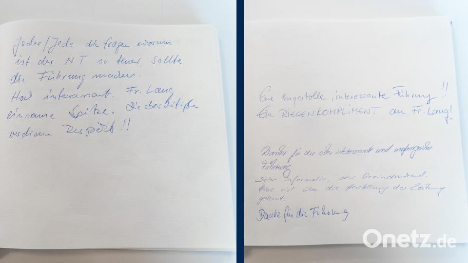 Die Teilnehmer der Führung durchs Druckzentrum können im Anschluss ins Gästebuch schreiben. Bild: Marina Gube