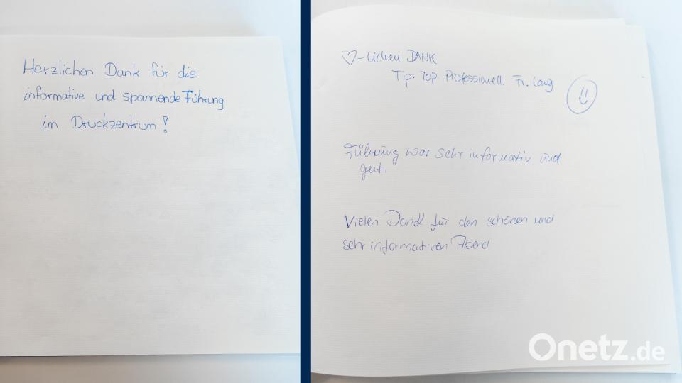 Die Teilnehmer der Führung durchs Druckzentrum können im Anschluss ins Gästebuch schreiben. Bild: Marina Gube