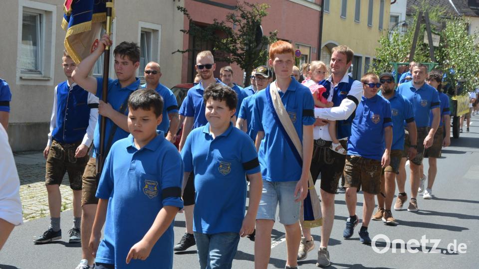 Die Mitglieder des Burschenverein Mitterteich trugen Trauerflor in Erinnerung an den kürzlich verunglückten Josef Doß. Bild: jr