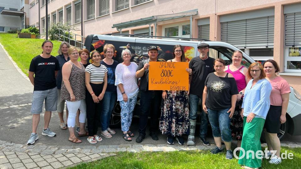Die Motorradfreunde und ihre Unterstützer sammelten bei einer Spendenaktion 15 000 Euro. Das Geld ging an das Kinderhospiz Bamberg. Bild: GFP Erbendorf/exb