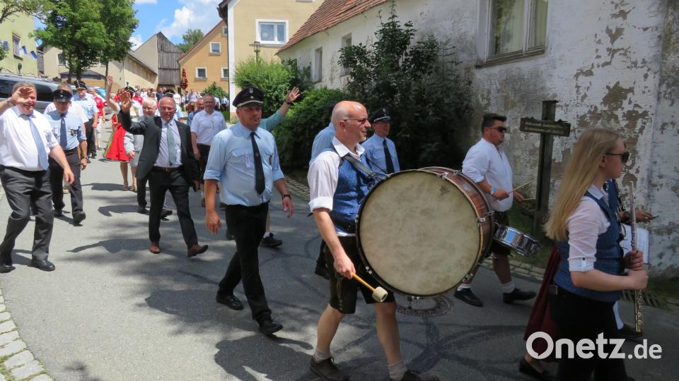 Impressionen vom Festzug der Feuerwehr Kirchendemenreuth Bild: adj