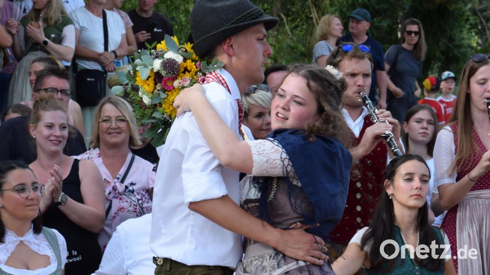 Das Oberkirwapaar Valentin Brunner und Katia Kohler beim Ehrentanz. Bild: hdk