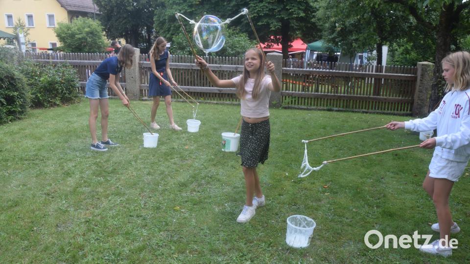 Riesenseifenblasen zaubern macht Spaß. Bild: fz