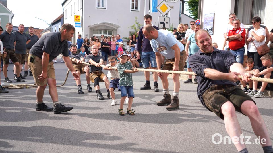 Beim Zug gegen die Damen des Gesang- und Orchestervereins Waldthurn werden die Waidhauser Seilzieher von zwei &quot;Nachwuchsseilziehern&quot; perfekt am Seil unterstützt. Bild: fvo