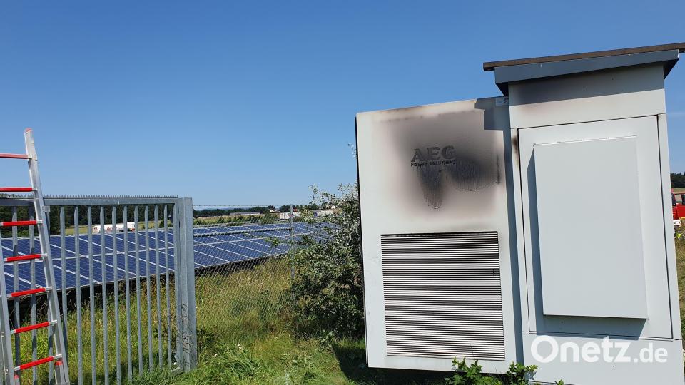 Das Wechselrichter-Häuschen steht unmittelbar neben der Solaranlage. Bild: Hösamer