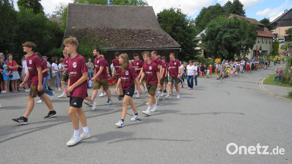 Impressionen vom Festzug der Feuerwehr Kirchendemenreuth Bild: adj