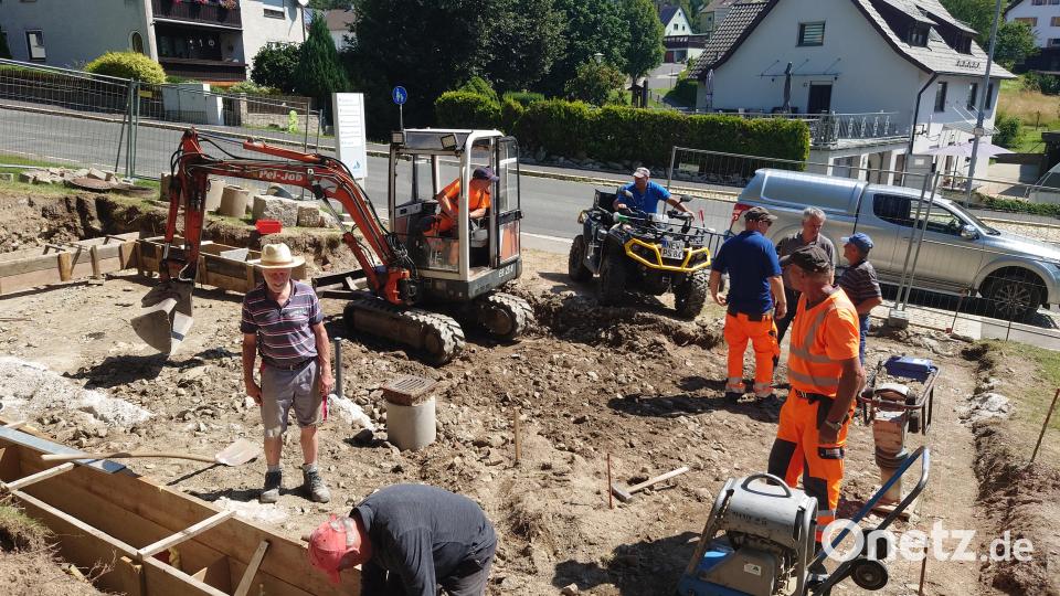 Bauhofmitarbeiter unterstützen den Rentnertrupp bei der Neugestaltung des Flossenbürger Ortsplatzes. Bild: Gemeinde Flossenbürg/exb