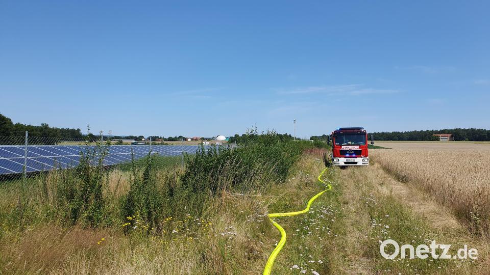 Die Feuerwehr legte eine Wasserversorgung von einem Hydranten aus. Bild: Hösamer