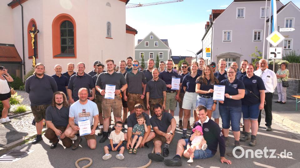 Die Teilnehmer des Waldthurner Bürgerfest - Seilzieher - Turniers. Bild: fvo