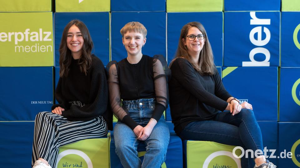 Magdalena Raß (von links), Isabell-Katrin Diehl und Eva-Maria Hinterberger gewinnen mit dem Projekt &quot;#oberpfalzwirmüssenreden&quot; den Dr.-Georg-Schreiber-Medienpreis. Bild: Alexander Unger