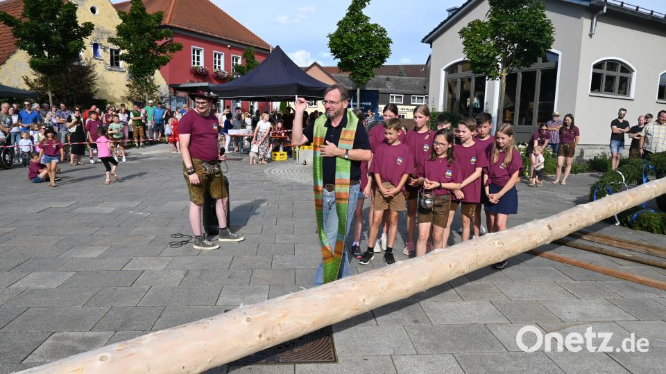 Pfarrer Stohldreier segnete mit den &quot;Kirwa-Ministranten&quot; zum ersten Mal einen Kirwabaum, bevor er aufgerichtet wurde. Bild: kki