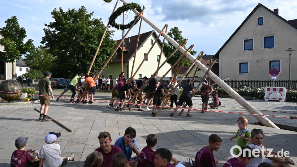 Der Kirwanachwuchs brauchte schon bei der Halbzeit des Baumaufstellens eine Pause vom Zuschauen. Bild: kki