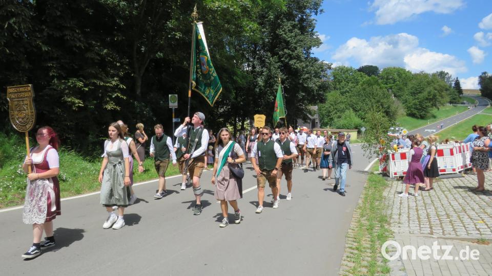 Impressionen vom Festzug der Feuerwehr Kirchendemenreuth Bild: adj
