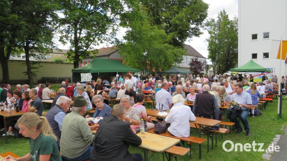 Auf der Wiese vor der Kirche wurde nach dem Jubiläumsgottesdienst gefeiert. Bild: adj