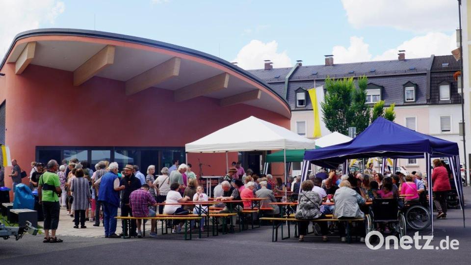 In und vor dem Pfarrheim Herz Jesu lässt sich gut feiern. Bild: Alois Schröpf/exb