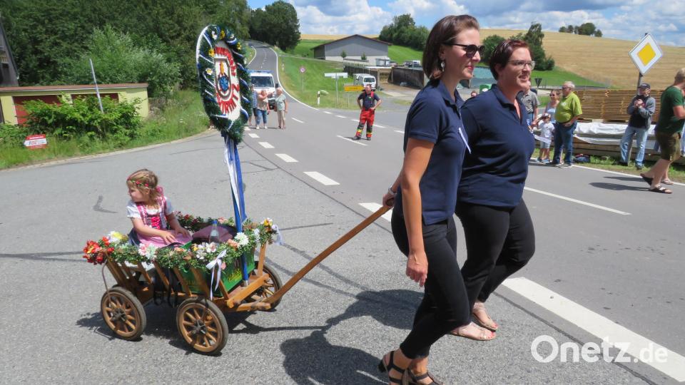 Impressionen vom Festzug der Feuerwehr Kirchendemenreuth Bild: adj
