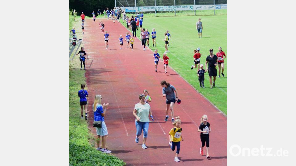 Lebhafte Aktivitäten gab es auf der 100-m-Laufbahn vor dem letzten kurzen Anstieg, bis schließlich das Ziel erreicht war. Bild: no