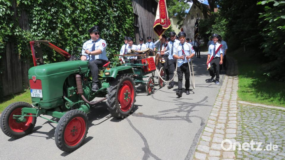 Impressionen vom Festzug der Feuerwehr Kirchendemenreuth Bild: adj