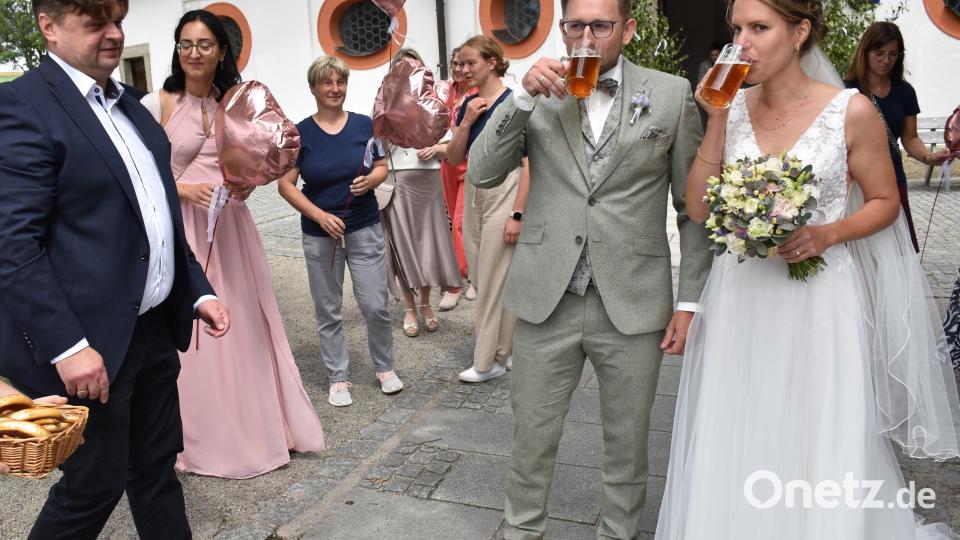 Daniel und Linda Härtl gaben sich in der Kappl das Jawort. Das Brautpaar bekam von den Kollegen und Kolleginnen der Braut nach der Trauung zur Stärkung ein Glas Zoigl von der Zoiglstube Teicher in Neuhaus. Bild: ubb