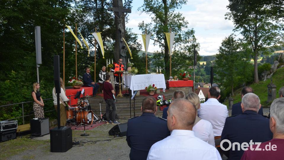 Einen wunderschönen Motorradgottesdienst erlebten die Teilnehmer mit Pater Thomas Mühlberger aus Wien auf dem Kreuzbergplateau. Bild: dob