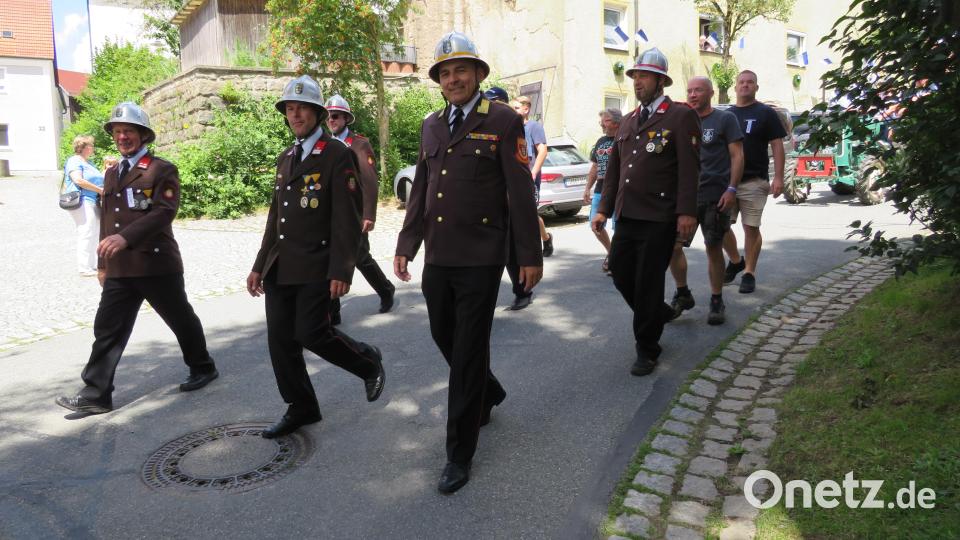 Impressionen vom Festzug der Feuerwehr Kirchendemenreuth Bild: adj