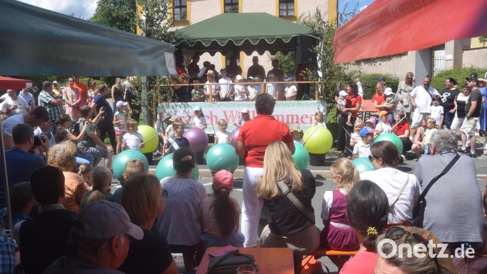 Große Kulisse beim Auftritt der Kleinen der Kita St. Dionysius. Bild: fz