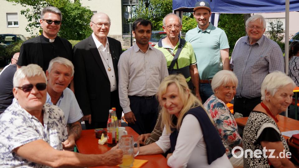 Viele Gäste und Geistliche finden sich zum Pfarrfest ein: Pfarrer Michael Jakob (St. Konrad Amberg), Pfarrer i. R. Andreas Uschold, Pfarrvikar Jomet Joy, Pfarrgemeinderat Michael Betz, Pfarrgemeinderatssprecher Manuel Häffner und Pfarrer Gottfried Schubach (von links). Bild: Alois Schröpf/exb