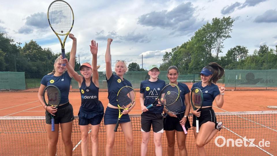 Jubel bei den Schanzl-Damen über den Titelgewinn in der Tennis-Landesliga. Auf dem Bild (von links) Tereza Krejcova, Ida Schopper, Gina Renner, Pennie Wolff, Johanna Kullmann, Nicol Janickovicova. Mit beigetragen zum Erfolg haben auch Veronika Tynovska, Maya Kullmann, Maxi Voit, Nele Krös, Sabine Wagner und Verena Baar. Bild: Michele Wolff