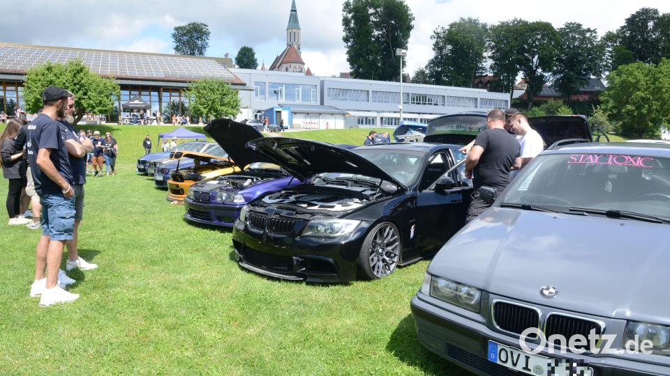 Mit großem fachmännischen Blick begutachten die Besucher die ausgestellten BMWs. Bild: bey
