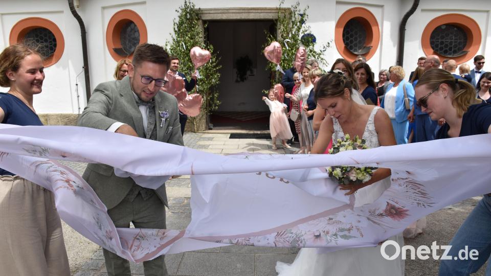 Daniel und Linda Härtl gaben sich in der Kappl das Jawort. Spalier standen die Kolleginnen von der Zoiglstube Teicher in Neuhaus. Bild: ubb