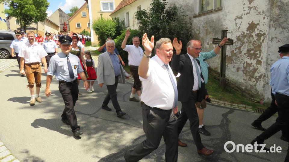 Impressionen vom Festzug der Feuerwehr Kirchendemenreuth Bild: adj