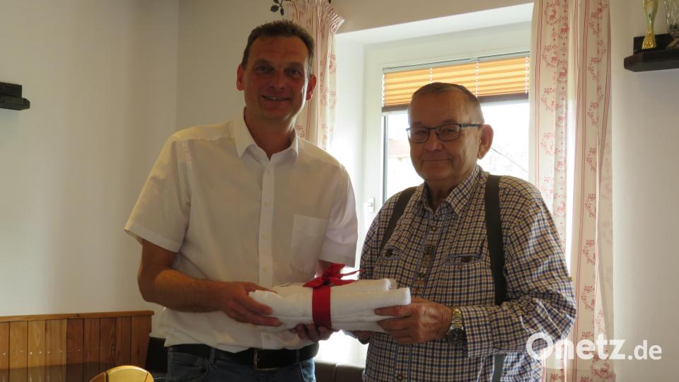 Bürgermeister Ernst Schicketanz dankt Johann Füssl für 30 Jahre ehrenamtliche Tätigkeit als Obmann. Bild: Medienbüro Adam/exb