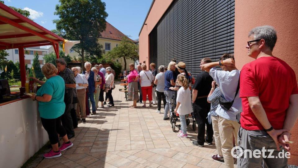 Lange Schlangen bilden sich zum Mittagessen. Bild: Alois Schröpf/exb