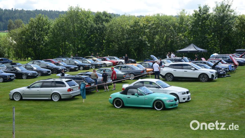 Der Sportplatz unterhalb der Zottbachschule präsentierte sich am Samstag als &quot;BMW-Autosalon&quot;. Bild: bey
