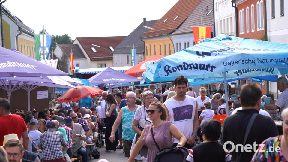 Volle Tische und Bänke zeigen, dass das Konzept des Waldthurner Bürgerfest bei den Besuchern ankommt. Bild: fvo