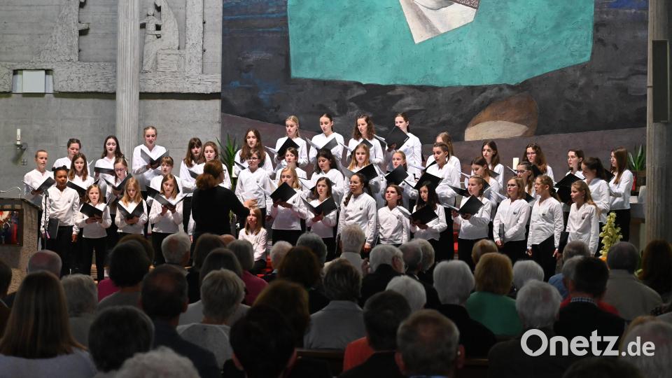 Dicht drängte sich das Publikum im Kirchenschiff der Pirker Auferstehungskirche, um den Mädchenchor der Regensburger Domspatzen live zu erleben. Bild: kki